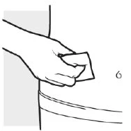 Una mano tiene un piccolo pezzo di garza o un tampone sopra la pelle del corpo in una sezione illustrata di un manuale medico