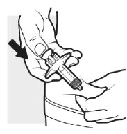 Disegno tecnico che mostra una mano che preme un dispositivo medico contro la pelle del braccio con una freccia nera rivolta verso il basso