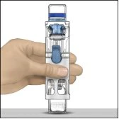 Una mano tiene verticalmente un dispositivo medico trasparente con componenti interne blu e meccanismi a scorrimento