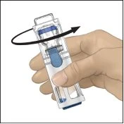 Una mano tiene un dispositivo medico trasparente con liquido blu all'interno e una freccia nera indica il movimento di rotazione del contenitore
