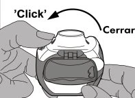 Due mani tengono un dispositivo medico mentre una freccia curva indica il movimento di chiusura verso sinistra accompagnato dalla scritta Click
