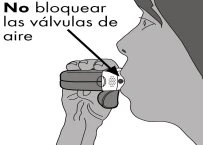 Disegno in bianco e nero di una persona che tiene un inalatore in bocca con una freccia che indica di non ostruire le valvole d'aria