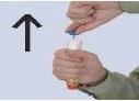 Две руки открывают белый флакон с синей крышкой, на которую указывает черная стрелка
