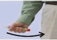Una mano impugna un dispositivo medico con una freccia curva nera che indica un movimento rotatorio verso destra