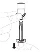 Рука держит шприц, большой палец находится на поршне, чёрная стрелка указывает движение вниз