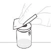 Una mano tiene un flaconcino di vetro e inserisce l'ago di una siringa attraverso il tappo di gomma per prelevare il contenuto