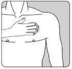 Disegno schematico del busto di un uomo con una mano appoggiata sul petto sopra una zona circolare evidenziata in azzurro
