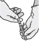 Due mani che maneggiano una siringa con ago per preparare o aspirare il contenuto da un flacone cilindrico in un disegno tecnico in bianco e nero
