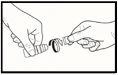 Due mani che tengono e separano i due componenti di un flacone medico per estrarre il contenuto tramite un tappo o un dispositivo di apertura