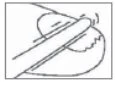 Disegno schematico in bianco e nero che mostra un dispositivo medico a forma allungata applicato su una superficie curva o un arto