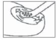 Disegno schematico che mostra una mano che preme un dispositivo medico sulla pelle con frecce che indicano il movimento verso il basso