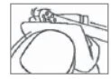 Disegno schematico in bianco e nero che mostra una mano che tiene una siringa per un'iniezione sopra la parte superiore della coscia