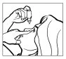 Disegno lineare che mostra una mano che tiene un flacone spray sopra la bocca aperta di una persona mentre l