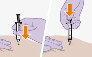 Due illustrazioni mostrano una mano che impugna una siringa e la spinge verticalmente verso il basso sulla pelle con una freccia arancione