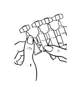 Disegno lineare di due mani che tengono e manipolano una fiala di vetro con tappo e una siringa per il prelievo del farmaco