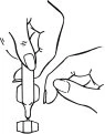 Disegno a linee nere che mostra due mani che impugnano e preparano un dispositivo medico a forma di penna con una punta inferiore