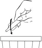 Una mano tiene una penna iniettiva con una freccia nera che indica il movimento verso il basso per l