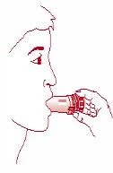 Disegno lineare di un profilo umano che tiene un inalatore con la mano e lo porta alla bocca per l'inalazione