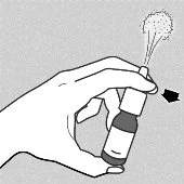 Una mano tiene un flaconcino con un erogatore che spruzza un getto di particelle fini verso l'apertura nasale.