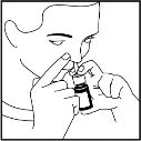 Disegno in bianco e nero di una persona che tiene un piccolo flacone con una mano e lo apre con l'altra