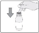 Una mano preme un dispositivo medico contro il tappo di un flacone di vetro con una freccia rivolta verso il basso che indica il movimento