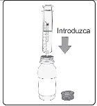 Diagramma che mostra una siringa trasparente inserita verticalmente in un flacone di vetro con un tappo accanto e una freccia verso il basso