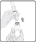 Una mano tiene una siringa pronta per essere inserita in un flacone di vetro tenuto da un'altra mano