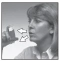 Donna che tiene un inalatore vicino alla bocca con due frecce bianche che indicano il movimento del dispositivo verso la bocca e l'inalazione