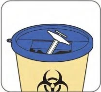 Contenitore giallo per rifiuti biologici con coperchio blu e simbolo del rischio biologico che contiene un ago e una siringa usati