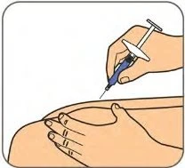 Una mano impugna una siringa con ago sottile per iniettare un farmaco nella parte superiore della coscia sostenuta dall'altra mano