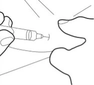Black line drawing showing a hand holding an injection pen applied to the body skin at an inclined angle