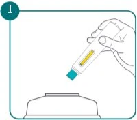 Una mano tiene un dispositivo medico bianco con un inserto giallo e lo avvicina a una base piatta di colore bianco e contorno scuro