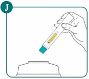 Рука держит белое медицинское устройство с жёлтым окном и подносит его к белой плоской поверхности на нейтральном фоне