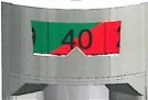 Dettaglio di un dispositivo medico con una scala graduata che mostra i numeri 40 in nero su sfondo verde e rosso con una tacca centrale