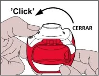 Two hands holding a red and white medical device while a curved arrow indicates the closing movement with the text 'Click' and 'CERRAR'
