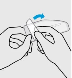 Due mani che sollevano e piegano verso destra una linguetta bianca di apertura su un contenitore di plastica trasparente con freccia blu