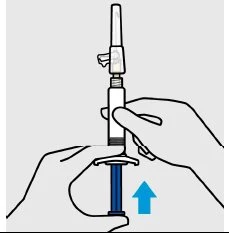 Due mani impugnano una siringa medica con un dito che preme il pistone blu verso l'