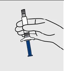 Una mano impugna verticalmente una siringa con corpo bianco e pistone blu su uno sfondo grigio chiaro neutro