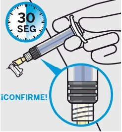 Mano che tiene una siringa con un timer di 30 secondi e un ingrandimento che mostra il dettaglio della parte inferiore del dispositivo medico