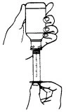 Disegno in bianco e nero di due mani che maneggiano un flacone di medicinale collegato a una siringa per il prelievo del contenuto