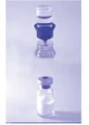 Due flaconi di vetro trasparente con tappi in gomma su sfondo lilla, uno superiore con liquido scuro e uno inferiore con polvere bianca
