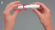 Due mani tengono un dispositivo medico bianco con frecce rosse che indicano un movimento di rotazione e di trazione verso l'