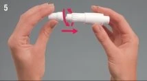 Due mani tengono e ruotano un dispositivo medico bianco con frecce rosa che indicano il movimento di rotazione e scorrimento tra le due parti
