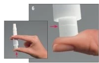 Una mano impugna un dispositivo medico bianco e una freccia rossa indica il movimento di rotazione della parte superiore del dispositivo