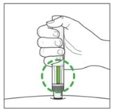 Una mano impugna una penna iniettiva verticale appoggiando la punta sulla pelle con un cerchio verde che evidenzia la zona di iniezione