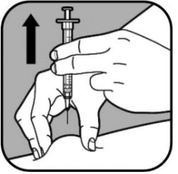 Una mano tiene una siringa in verticale e la punta dell'