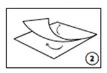 Disegno schematico in bianco e nero che mostra un foglio o una busta con un angolo sollevato e una freccia curva che indica il movimento di apertura