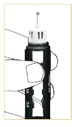 Una mano tiene verticalmente una penna iniettore nera con finestre trasparenti e un ago sottile con una goccia di liquido sulla punta