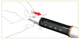 Una mano impugna una penna iniettore con scala graduata nera e numeri bianchi mentre una freccia rossa indica il movimento di attivazione
