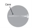 Close-up of a syringe with a black arrow pointing to the word 'Cierre' above a small white dot on the upper part of the syringe barrel